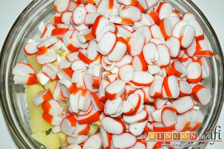 Ensalada de palitos de cangrejo, piña y papas, cortarlos en rodajas y añadirlos al bol