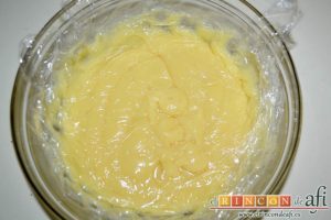 Galletas fritas con crema pastelera, dejar enfriar con film sobre el bol