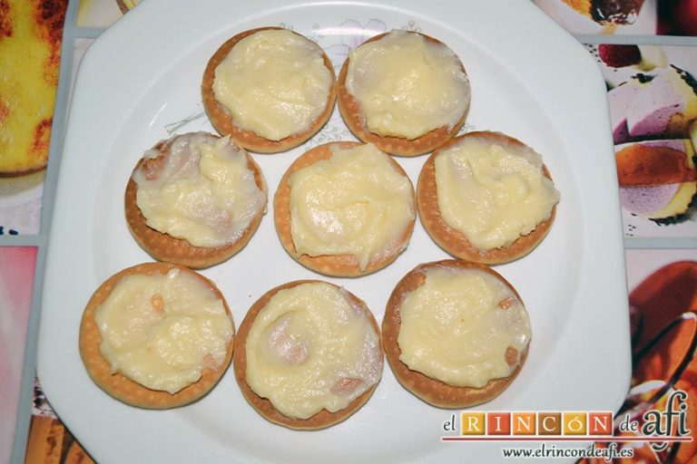 Galletas fritas con crema pastelera, extender porciones de crema pastelera sobre las galletas