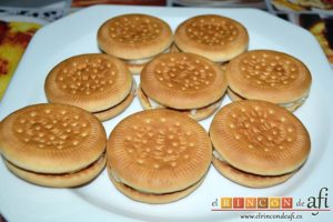 Galletas fritas con crema pastelera, cerrar con otra galleta sin crema
