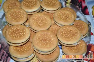 Galletas fritas con crema pastelera, apilarlas para reservar
