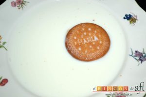 Galletas fritas con crema pastelera, pasarlas por leche templada