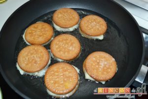 Galletas fritas con crema pastelera, freír en aceite de girasol