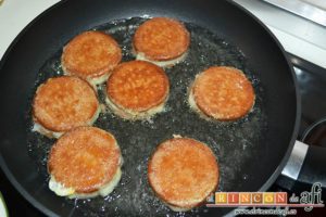 Galletas fritas con crema pastelera, dorar por ambas caras