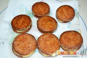 Galletas fritas con crema pastelera, poner sobre papel absorbente