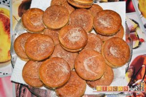 Galletas fritas con crema pastelera, espolvorear con azúcar y canela