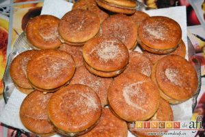Galletas fritas con crema pastelera, listas para comer