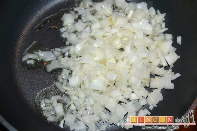 Keftedes de calabacín con queso feta y salsa tzatziki, picar la cebolla y ponerla a rehogar en una sartén con aceite de oliva