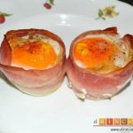 Papas fritas, huevos y bacon en tacitas