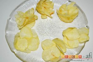 Papas fritas, huevos y bacon en tacitas, preparar y freír papas chips