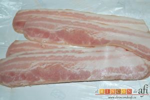 Papas fritas, huevos y bacon en tacitas, preparar el bacon