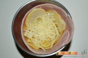 Papas fritas, huevos y bacon en tacitas, poner papas en la base y luego queso
