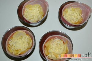 Papas fritas, huevos y bacon en tacitas, repetir en todas las flaneras