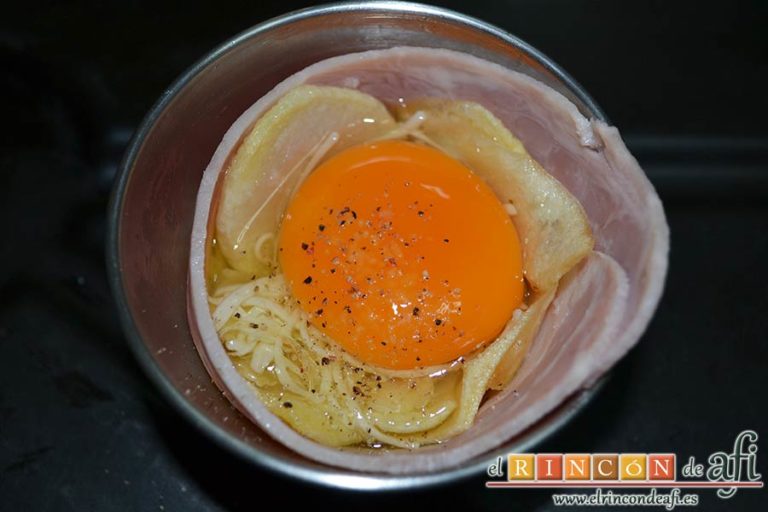 Papas fritas, huevos y bacon en tacitas, poner un huevo en cada una y salpimentar