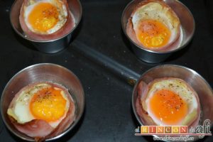 Papas fritas, huevos y bacon en tacitas, hornear