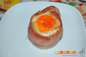 Papas fritas, huevos y bacon en tacitas, sugerencia de presentación