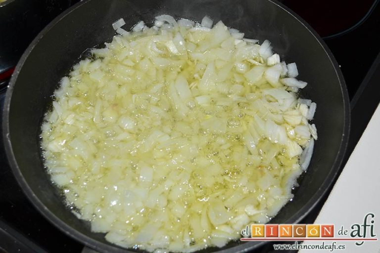 Potaje de jaramagos, preparar un sofrito con cebolla y ajo troceados