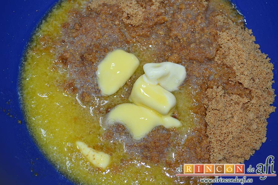 Tarta de mousse de mango con gelée, añadir la mantequilla derretida