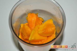 Tarta de mousse de mango con gelée, pelarlos, trocearlos y ponerlos en el vaso de la trituradora