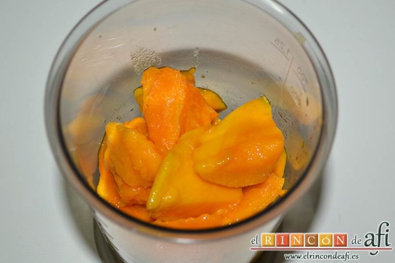 Tarta de mousse de mango con gelée, pelarlos, trocearlos y ponerlos en el vaso de la trituradora