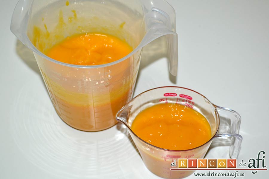 Tarta de mousse de mango con gelée, separar en un recipientes tres cuartas partes y en otro la otra cuarta parte