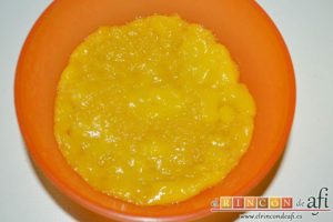 Tarta de mousse de mango con gelée, calentar el puré de mango en el microondas