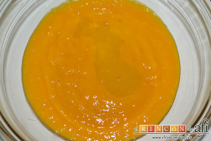 Tarta de mousse de mango con gelée, cuando esté caliente añadir la gelatina hidratada