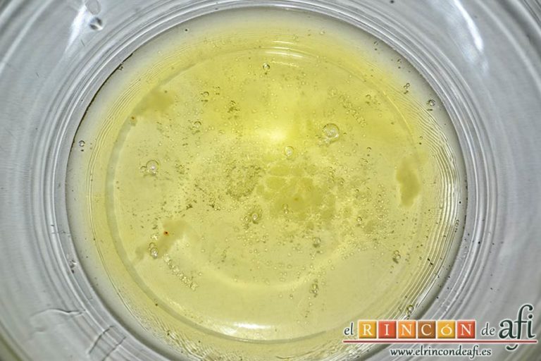 Tarta de mousse de mango con gelée, poner las claras en un bol