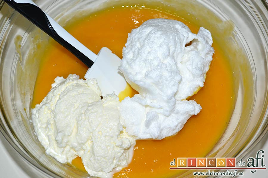 Tarta de mousse de mango con gelée, añadir también poco a poco la nata montada