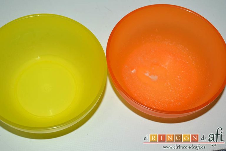 Tarta de mousse de mango con gelée, poner una cucharadita de gelatina neutra en agua fría y añadir agua hirviendo
