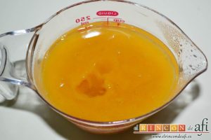 Tarta de mousse de mango con gelée, mezclarla con el puré de mango reservado para el gelée