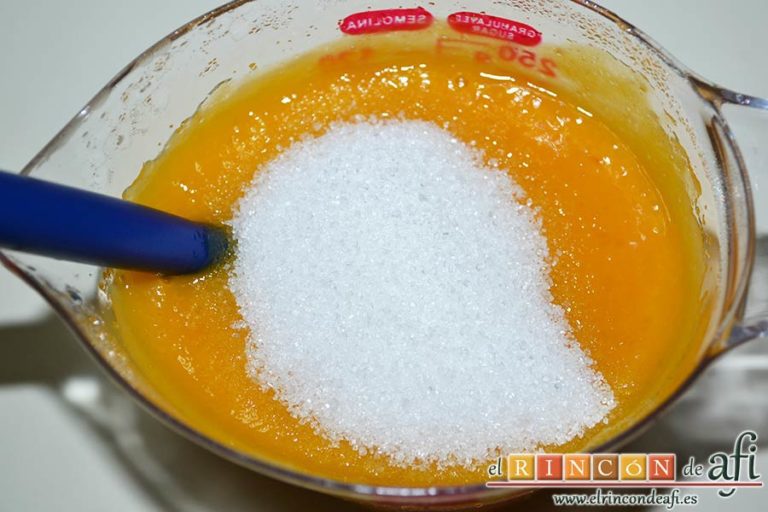 Tarta de mousse de mango con gelée, añadir azúcar y mezclar