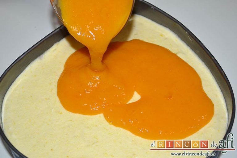 Tarta de mousse de mango con gelée, volcar sobre la tarta