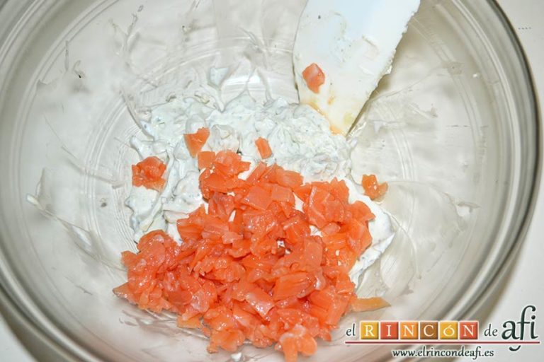 Bombones de salmón y queso, echar los trocitos al bol de los quesos