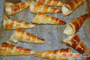 Conos de hojaldre rellenos con crema pastelera, retirar los moldes mientras estén aún calientes