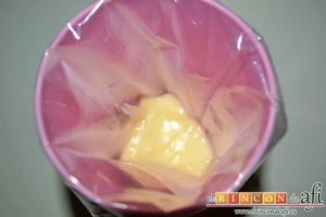 Conos de hojaldre rellenos con crema pastelera, meterla en una manga pastelera