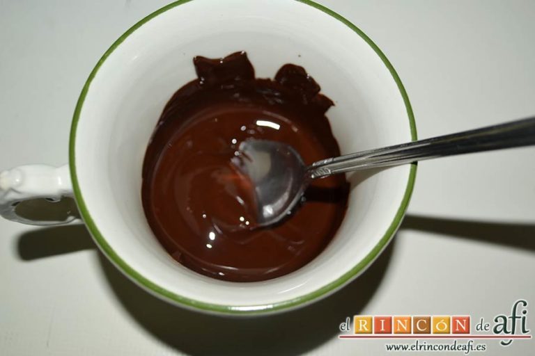 Conos de hojaldre rellenos con crema pastelera, hacer una ganache con chocolate negro y mantequilla