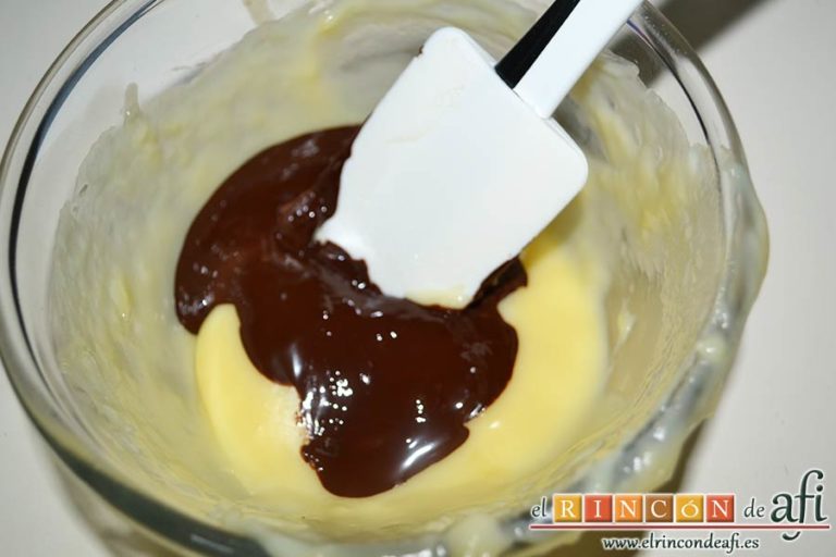 Conos de hojaldre rellenos con crema pastelera, verterla en la otra mitad de la crema pastelera