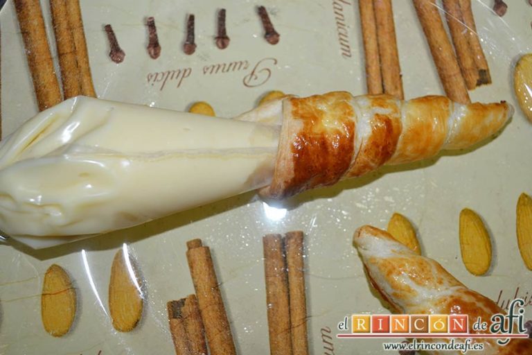 Conos de hojaldre rellenos con crema pastelera, rellenar el cono con las cremas alternativamente
