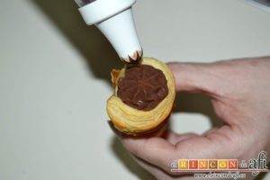 Conos de hojaldre rellenos con crema pastelera, rellenarlos con cuidado