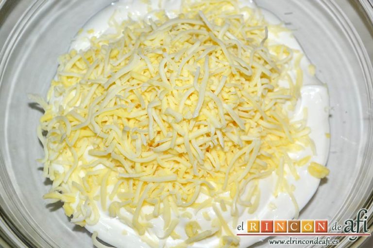 Croque cake de berenjenas, añadir el queso rallado