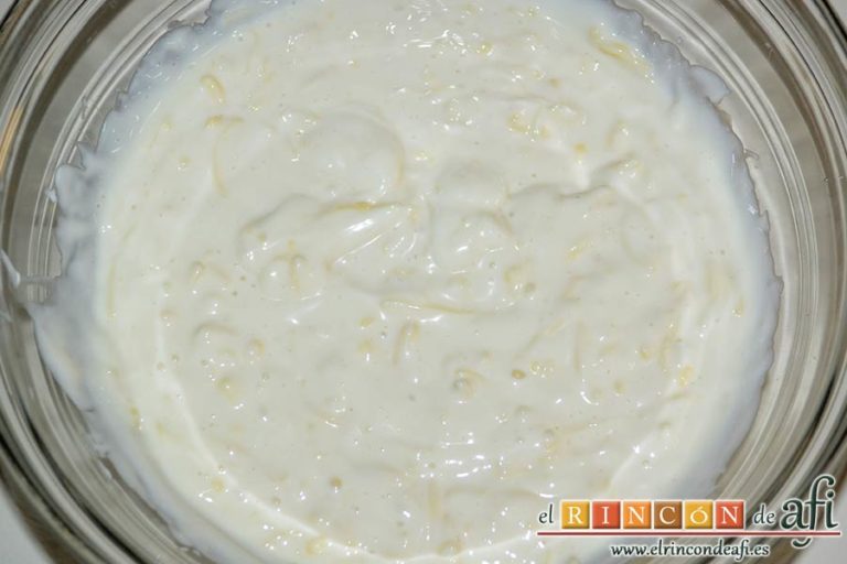 Croque cake de berenjenas, añadir el queso a la bechamel y mezclar bien
