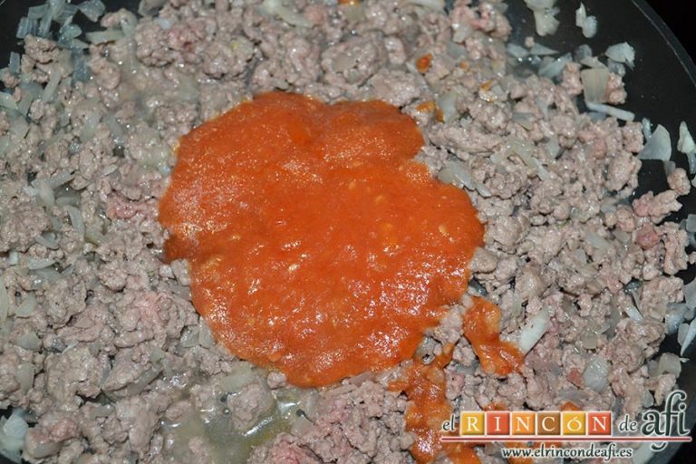 Croque cake de berenjenas, añadir el tomate frito casero