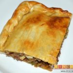 Empanada de carne, bacon y dátiles