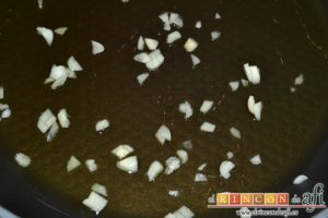 Empanada de carne, bacon y dátiles, poner a dorar los tres dientes de ajo picados en una sartén con aceite