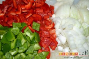 Empanada de carne, bacon y dátiles, picar en cuadrados las cebollas y los pimientos