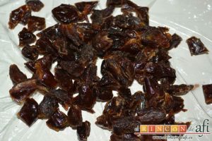 Empanada de carne, bacon y dátiles, trocear los dátiles