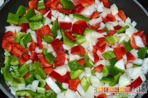 Empanada de carne, bacon y dátiles, añadir las cebollas y pimientos