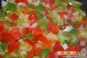 Empanada de carne, bacon y dátiles, dejar pochar hasta que la cebolla esté transparente
