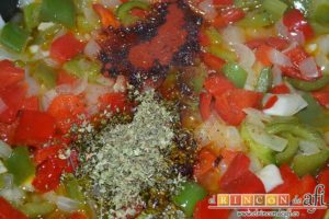 Empanada de carne, bacon y dátiles, añadir la cucharadita de orégano y pimentón